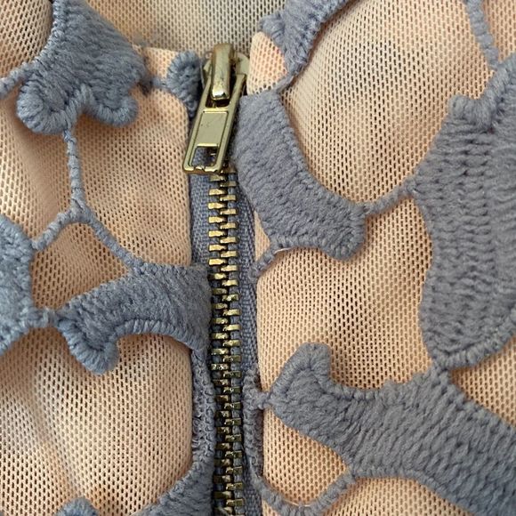 EUC. Elliatt "Tingle" Periwinkle lace dress with nude underlay - XS - Picture 11 of 13